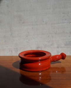 Naczynie ceramiczne z rączką czerwone vintage