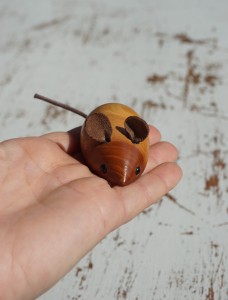 Mysz myszka drewniana miniaturka vintage