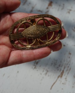 Klamra odcień złota zdobiona vintage