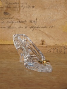 Pantofelek ze złotą kokardką Killarney Crystal vintage 