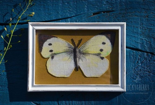 Obrazek w stylu vintage, Bielinek kapustnik na złotym tle, handmade.