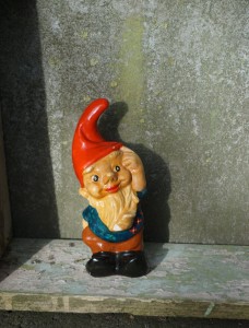 Krasnal figurka gipsowa vintage