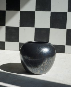 Wazon czarny metaliczny vintage