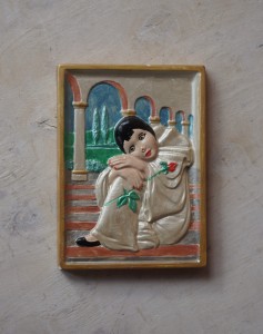 Pierrot z różą plakieta gipsowa kicz vintage