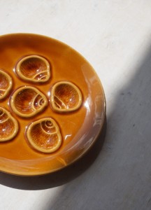 Talerz ceramiczny na ślimaki ostrygi musztardowy vintage