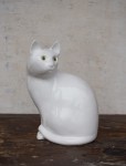 Kot figura biały siedzący zielone oczy vintage