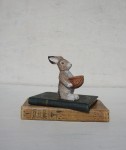 Zając z koszykiem II rzeźba figurka handmade