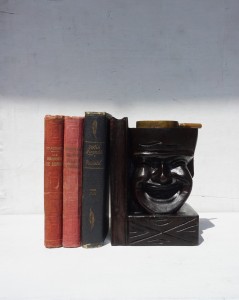 Podpórka do książek z motywem komedii vintage