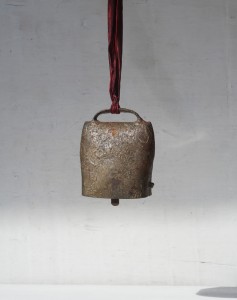 Stary dzwonek pasterski dekoracja vintage